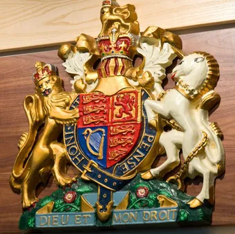 The royal coat of arms featured in the moot courtroom that depicts a crown, a lion and a unicorn with the words 'Honi soit qui mal y pense' and 'Dieu et mon droit'