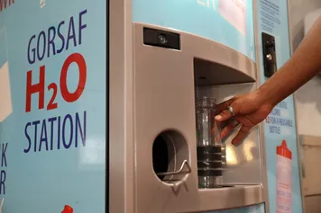 reusable cup being filled up in drinking water fountain available on usw campuses