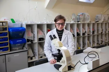Forensic Science student, Abi, using a micrscope at the labs on Glyntaff campus