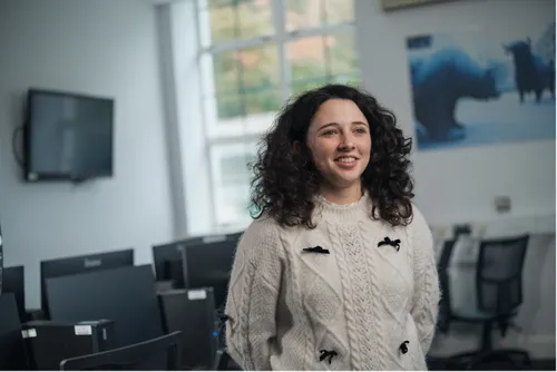 Accounting student Nika smiling for a portrait photo.