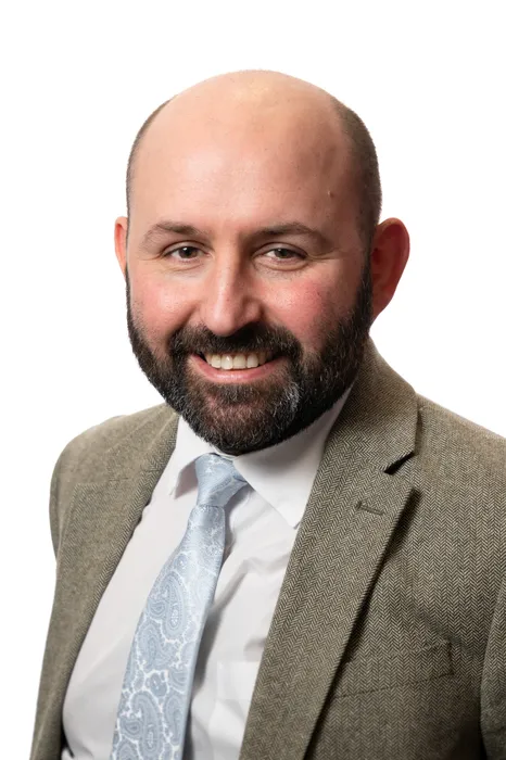 Dr James Gravelle