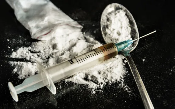 Nodwydd gyda phowdr heroin