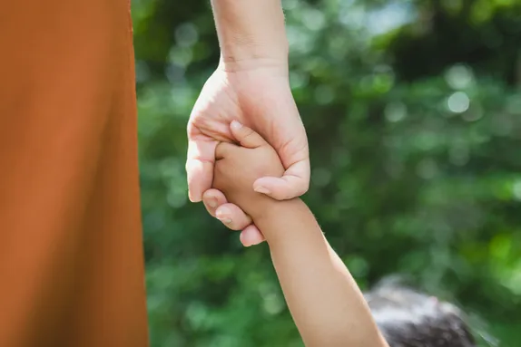 https://uswfoxtail.blob.core.windows.net/foxtail-prod-uploads/original_images/mother_child_hands.jpg