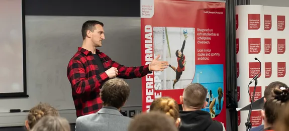 https://uswfoxtail.blob.core.windows.net/foxtail-prod-uploads/original_images/Sam_Warburton_HP_event.jpg
