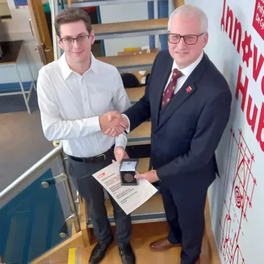 Myfyriwr graddedig, Tom Burgess, yn cael ei gyflwyno gyda Gwobr Myfyriwr Gorau Frederic Barnes Waldron Sefydliad y Peirianwyr Mecanyddol gan Dr Paul Davies