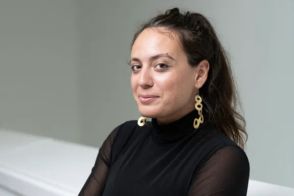 Llun o Dr Christina Papagiannouli, Cymrawd Ymchwil mewn Perfformiad a Thechnoleg Ryngweithiol a Throchi ar gampws Caerdydd