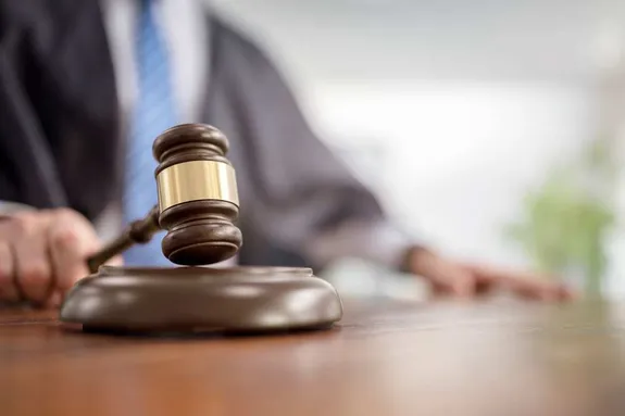 Gavel ar fwrdd