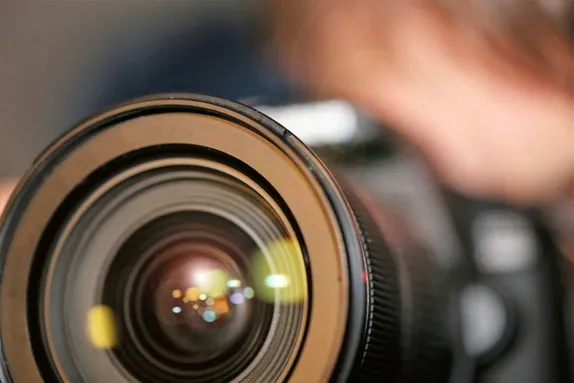 Lens camera o'r tu blaen