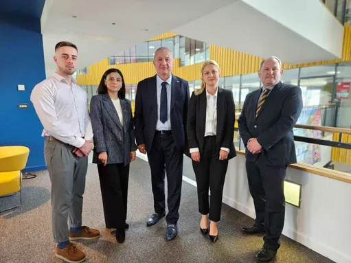 Levani Kvinikadze, Kristine Dzagnidze, yr Athro Shalva Kirtadze, Prifathro Prifysgol Talaith Akaki-Tsereteli, Nino Tortladze, a Mark Cadwallader, Cyfarwyddwr Strategaeth a Datblygu