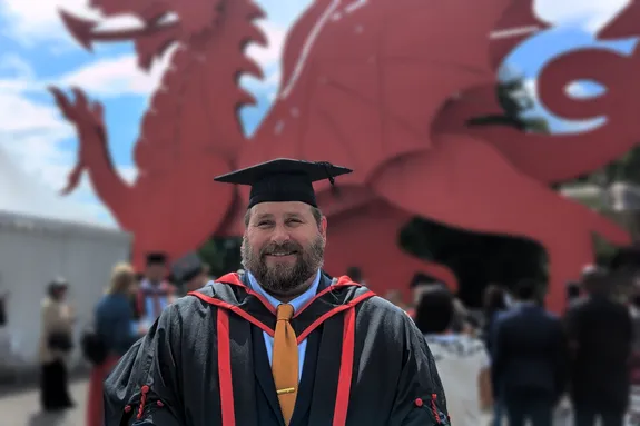 Rob Bailey ar ei ddiwrnod Graddio