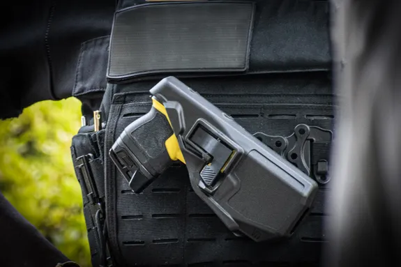Taser, mewn achos, yn cael ei wisgo ar swyddog heddlu