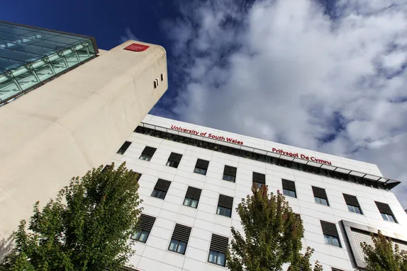 Llun o flaen Campws Caerdydd Prifysgol De Cymru