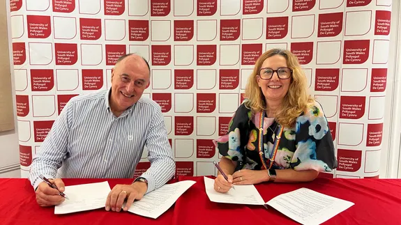 Geoff Lloyd and Professor Louise Bright signing the partnership.