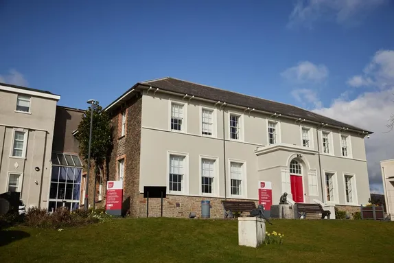 Y tu allan i adeilad Tŷ Crawshay ar Gampws Trefforest ym Mhontypridd