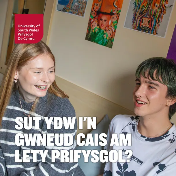 Dau fyfyriwr prifysgol yn gwenu ac yn siarad mewn ystafell gyda phosteri lliwgar ar y wal. Mae'r testun yn darllen: 'Sut ydw i'n gwneud cais am lety prifysgol?' ac yn cynnwys logo Prifysgol De Cymru.