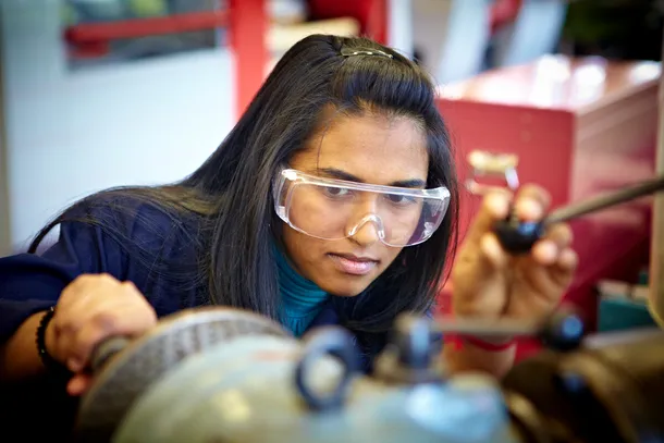Female student working at a milling machine.