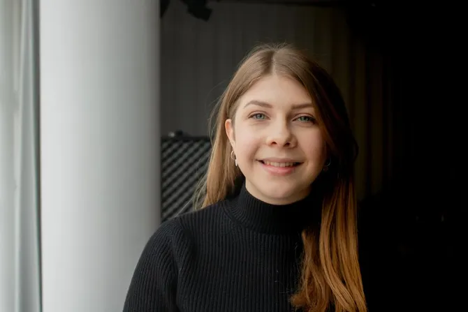 Tv and Film Set Design graduate Emily Fain smiles directly into camera