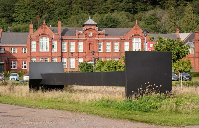 locations-pontypridd-oriel-y-bont-untitled-large-sculpture-3