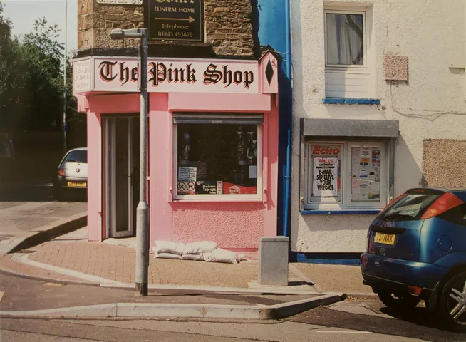 locations-pontypridd-oriel-y-bont-pink-shop