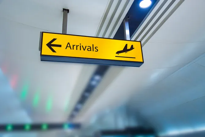 The arrivals sign at an airport
