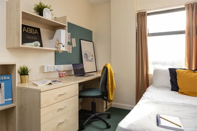 Silver room with double bed and desk