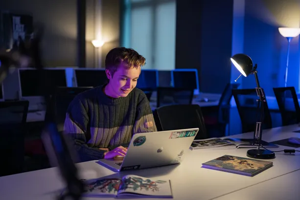 Thomas Bracke working at a laptop