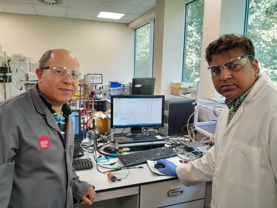 Dr Nildo Costa and Dr Sheikh Rehman working in a laboratory