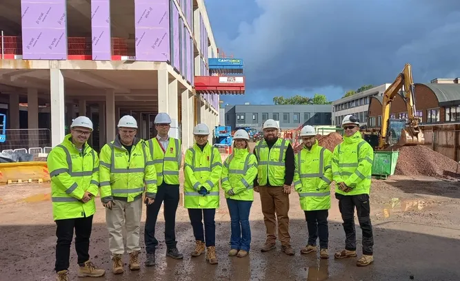 Rhai o'r staff allweddol sy'n gysylltiedig â chonstructio Calon blwyddyn ar ôl yr arbrofi