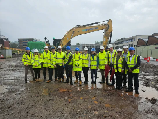 Y gwasanaeth rhagarweiniol yn y safle Calon fis Medi diwethaf