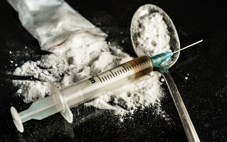 Nodwydd gyda phowdr heroin