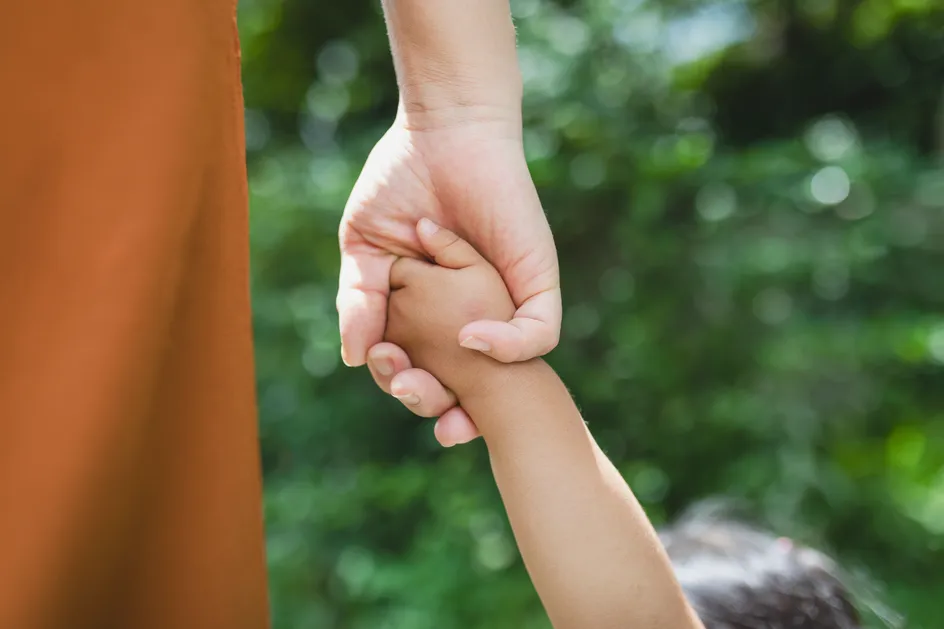https://uswfoxtail.blob.core.windows.net/foxtail-prod-uploads/original_images/mother_child_hands.jpg