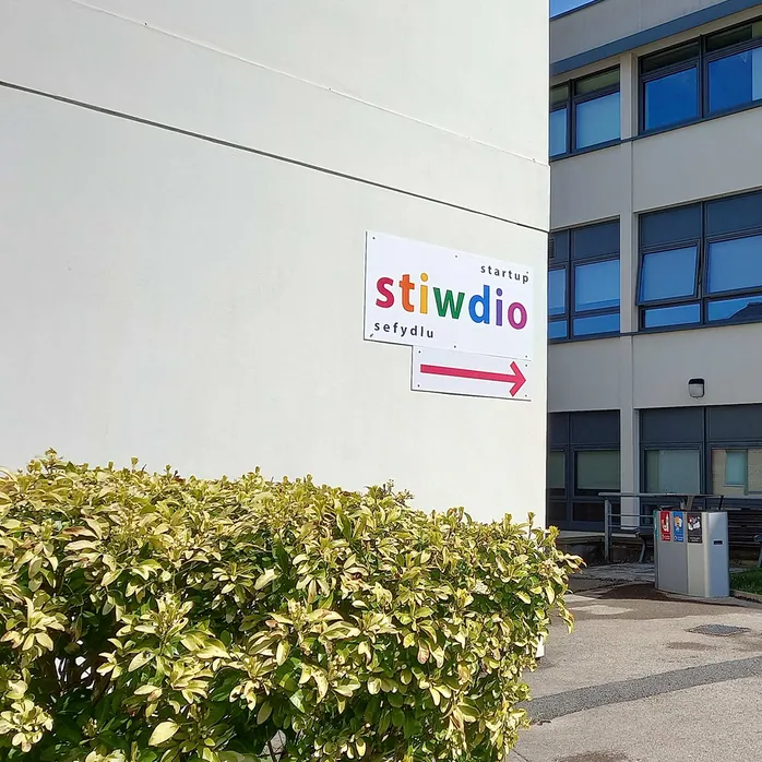 Startup Stiwdio Sefydlu adeilad