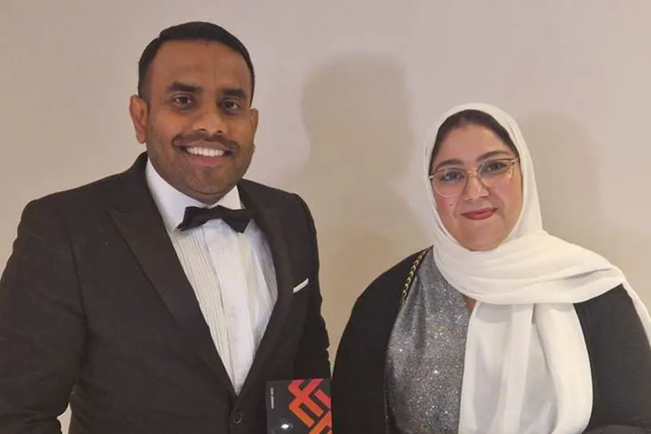Dr Leshan Uggalla a Dr Mabrouka Abuhmida yn dal eu gwobrau STEM Cymru