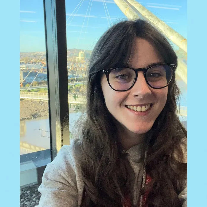 Bethan Jenkins, Darlithydd Fforensig Digidol yn gwenu ar gamera gydag afon Wysg y tu ôl