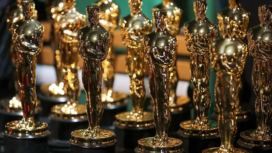 Cerfluniau aur Oscar wedi'u trefnu ar fwrdd