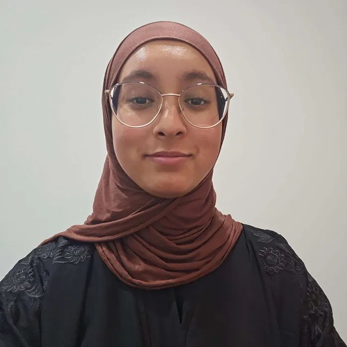 Dechreuodd Farzana Alam ar brentisiaeth gradd trwy Network 75 o Brifysgol De Cymru.