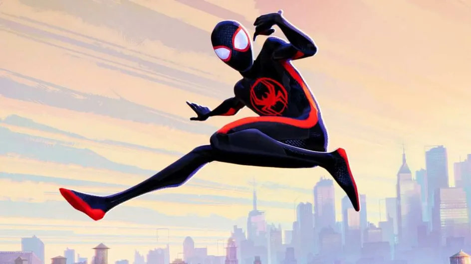 Amlinell Spiderman yn yr awyr.