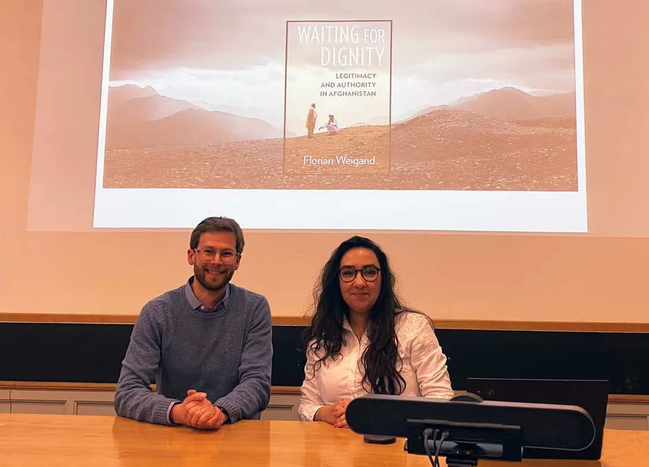 Dr Zulfia Abawe (dde) gyda Dr Florian Weigand yn Swisspeace