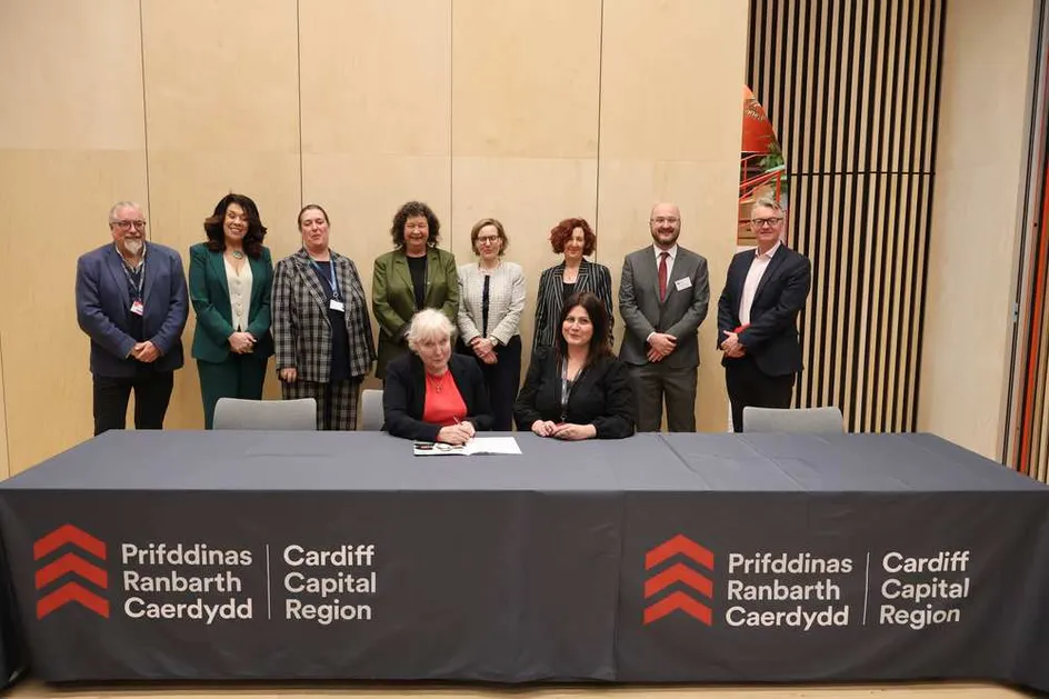 Grŵp o gynrychiolwyr o sefydliadau Addysg Uwch ac Addysg Bellach (AU ac AB) yn llofnodi memorandwm cyd-ddealltwriaeth (MOU).