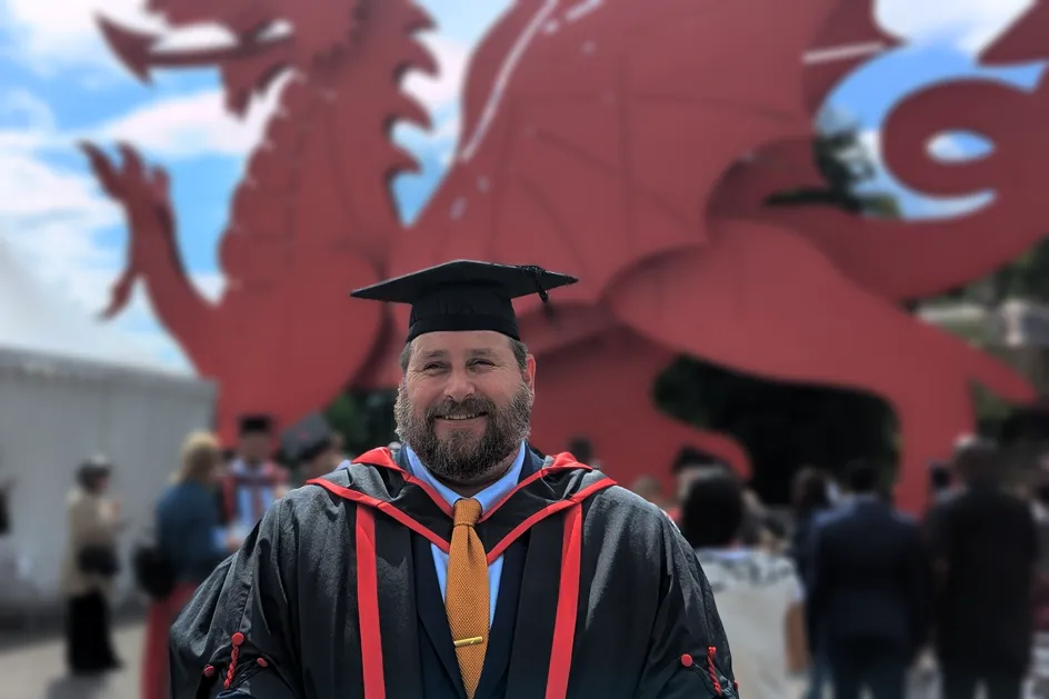 Rob Bailey ar ei ddiwrnod Graddio