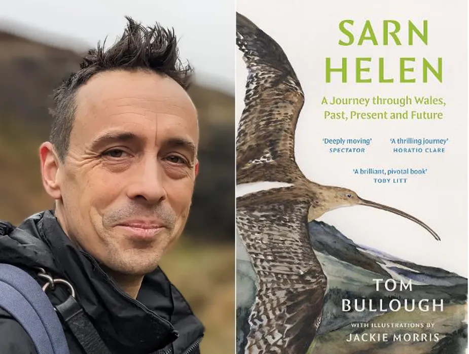 Yr awdur Tom Bullough ochr yn ochr â chlawr ei lyfr, Sarn Helen