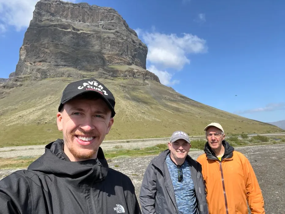 Joseph Griffiths, Dr Ian Skilling, a Nathan Thomas o flaen Lómagnúpur yng Ngwlad yr Iâ