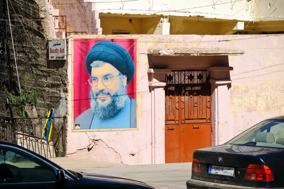 Portread o Ysgrifennydd Cyffredinol Hezbollah, ar wal yn nhref hanesyddol Baalbek.