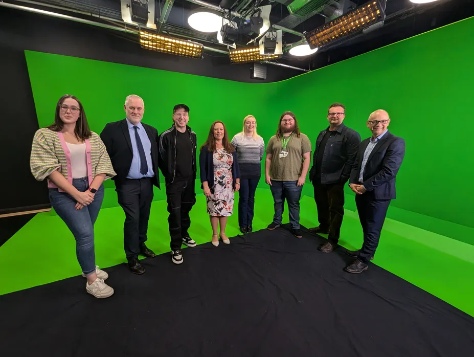 Y Gweinidog AB ac AU, Vikki Howells, gyda Dr Ben Calvert, Jonathan Morgan a myfyrwyr Coleg y Cymoedd