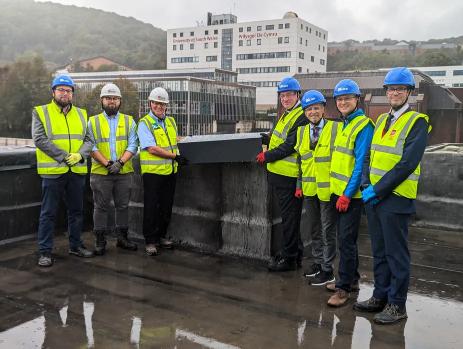 Kier Construction a PDC yn dathlu seremoni topio allan ar do'r Clinig Ceiropracteg newydd