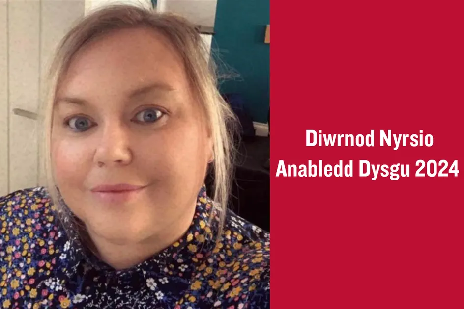 Portread o fenyw yn gwenu gyda gwallt golau, yn gwisgo top patrymog. I'r dde, mae cefndir coch yn dangos y testun 'Diwrnod Nyrsio Anabledd Dysgu 2024' mewn gwyn