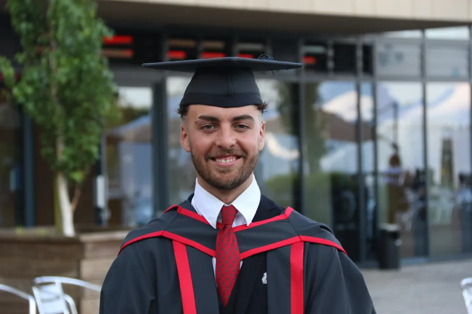 mae Calum O'Neill eisoes yn ennyn sylw gyda'i gyfuniad unigryw o bêl-droed