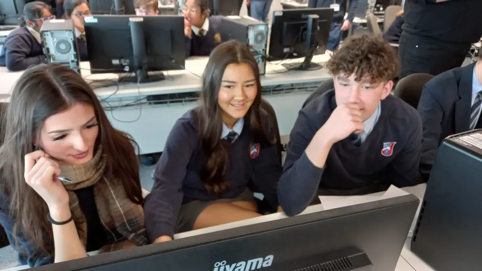 Rhai o'r myfyrwyr a gymerodd ran yn y digwyddiad seiber ar Gampws Casnewydd ar Fawrth 14, 2025