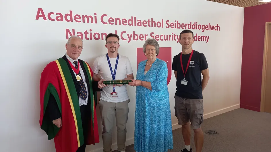 Y Cyn-Feistr Peter Coleman, Beirniad ar gyfer y Wobr, CALC; Tom Harris; Sylvia Robert-Sargeant, Beirniad ar gyfer y Wobr, CALC; a Richard Ward, darlithydd mewn Seiberddiogelwch yn PDC