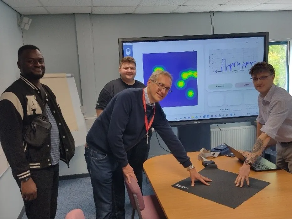 David Odesola, myfyriwr PhD yn USW a Pheiriannydd Meddalwedd @ 3 Sided Cube; Athro Janusz Kulon; Dr Scott Dean, Sefydlydd a Phrif Swyddog Gweithredol, Sensore™ gan Graphene Trace Ltd; a Joshua Sandat, Rheolwr ADnD, Sensore™ gan Graphene Trace Ltd